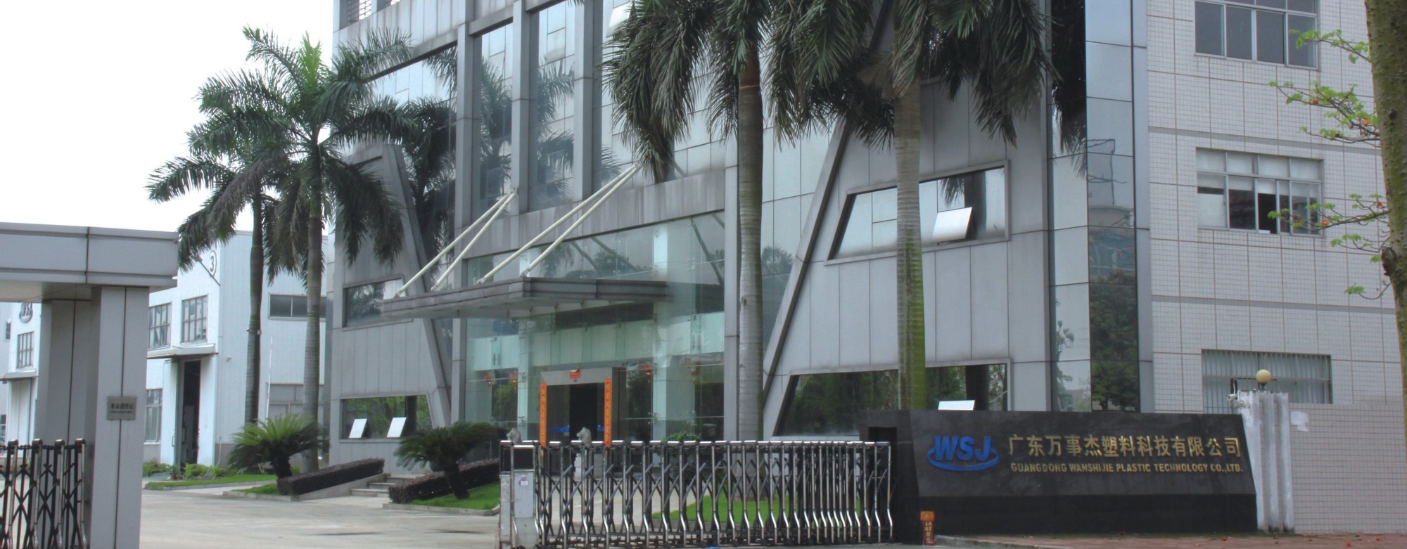 無毒、無臭，耐沖擊性優(yōu)異，具有良好的耐熱性和耐低溫性